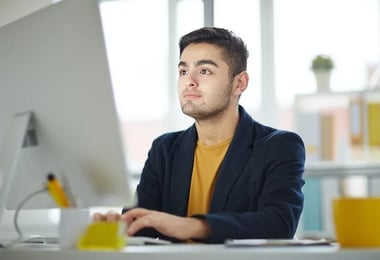 Man working on a PC to optimise a Workflow in HubSpot