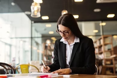 Eine Frau arbeitet konzentriert an einem HubSpot Report