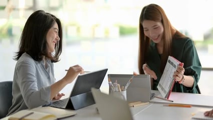 One woman shows another woman how easy it is to switch to HubSpot!